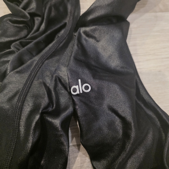 ALO Yoga Shiny Black Activewear - Picture 2 of 9
